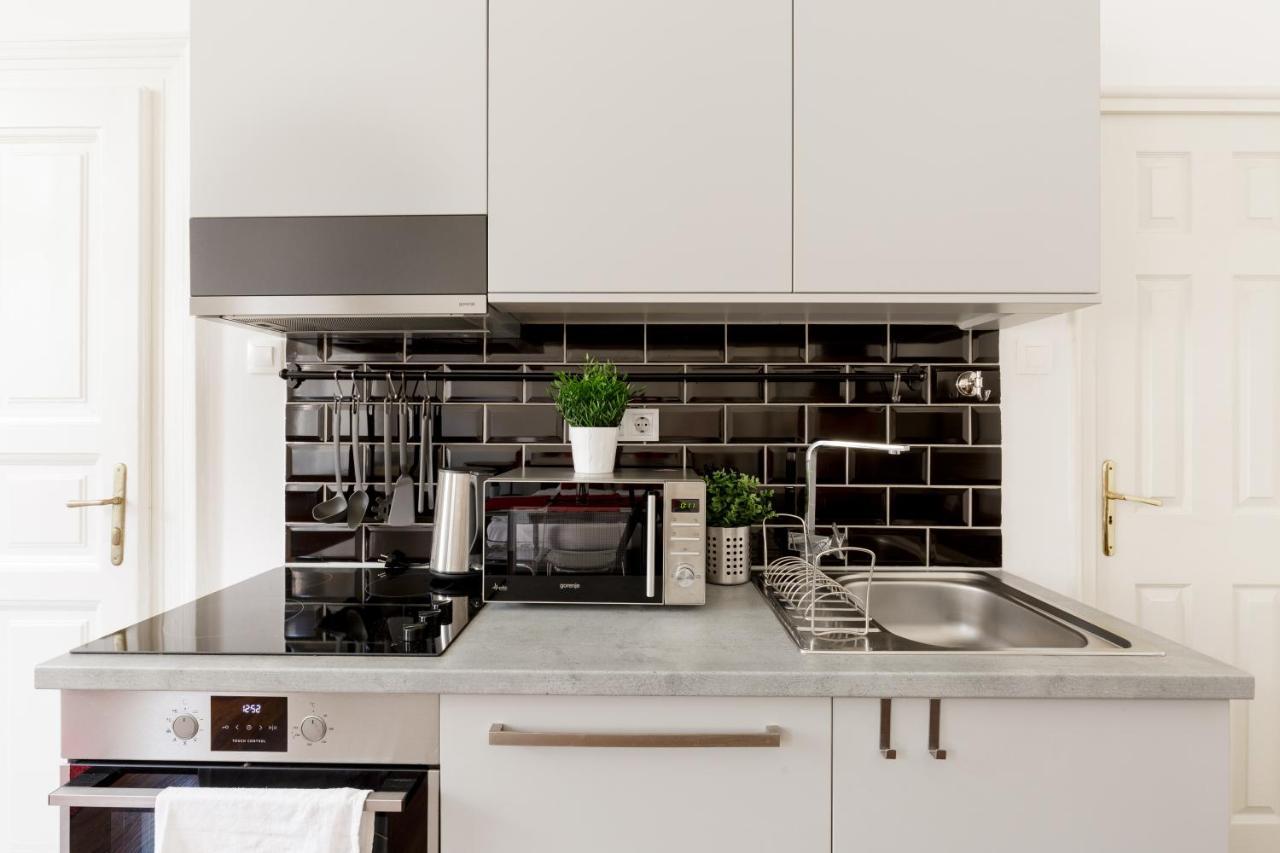 Red Dot Two - New Unit In The Heart Of Party Town Apartment Budapest Bagian luar foto