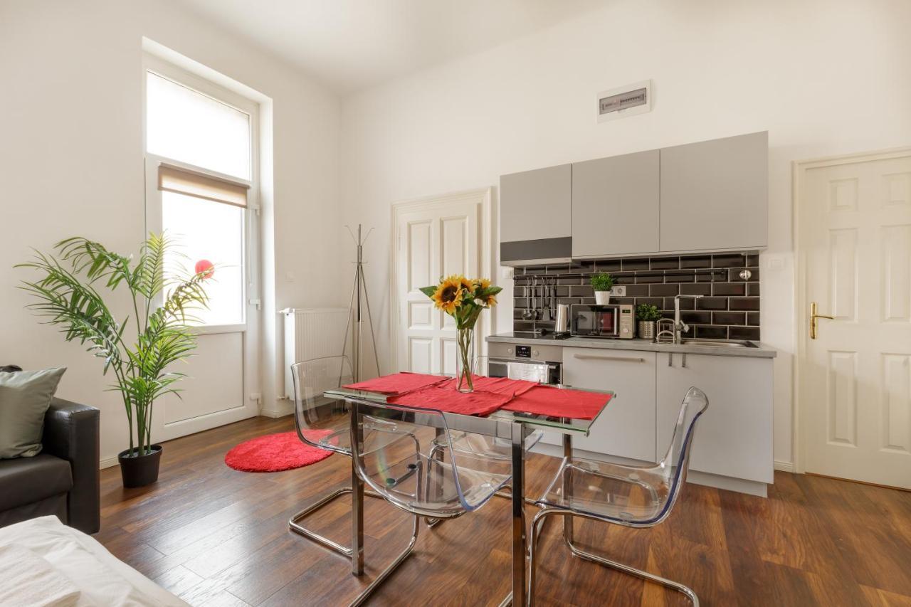 Red Dot Two - New Unit In The Heart Of Party Town Apartment Budapest Bagian luar foto