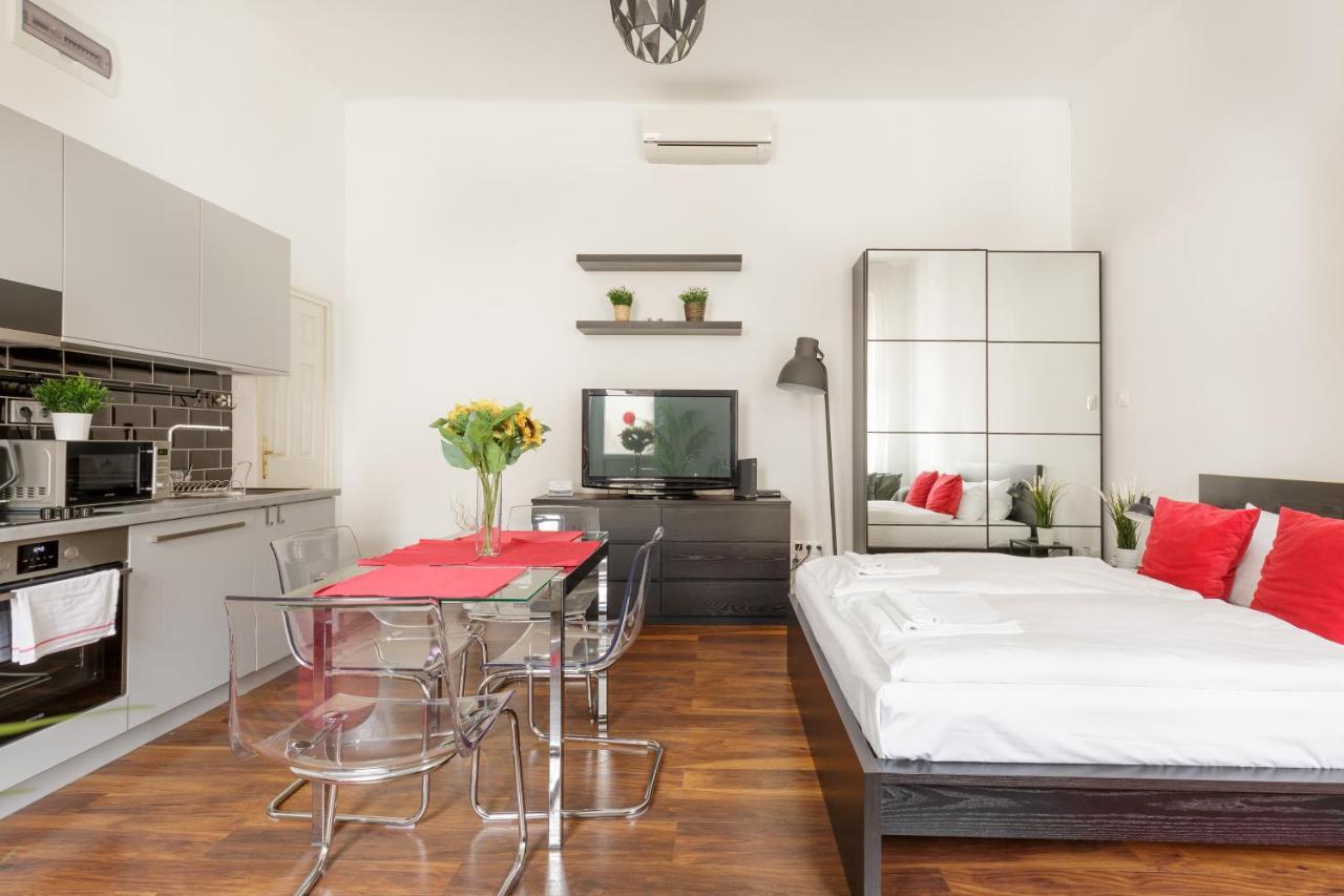 Red Dot Two - New Unit In The Heart Of Party Town Apartment Budapest Bagian luar foto