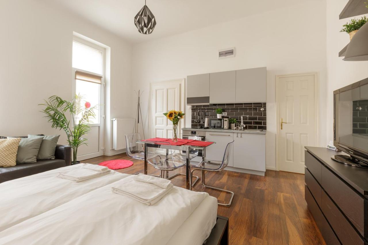 Red Dot Two - New Unit In The Heart Of Party Town Apartment Budapest Bagian luar foto